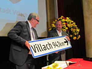 Podpis listine o pobratenju v Beljaku - darilo gostiteljev - Foto Špela Kranjc